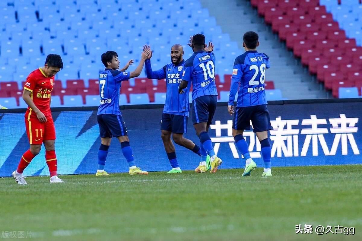 露宿街头只为不打扰民众,露宿街头