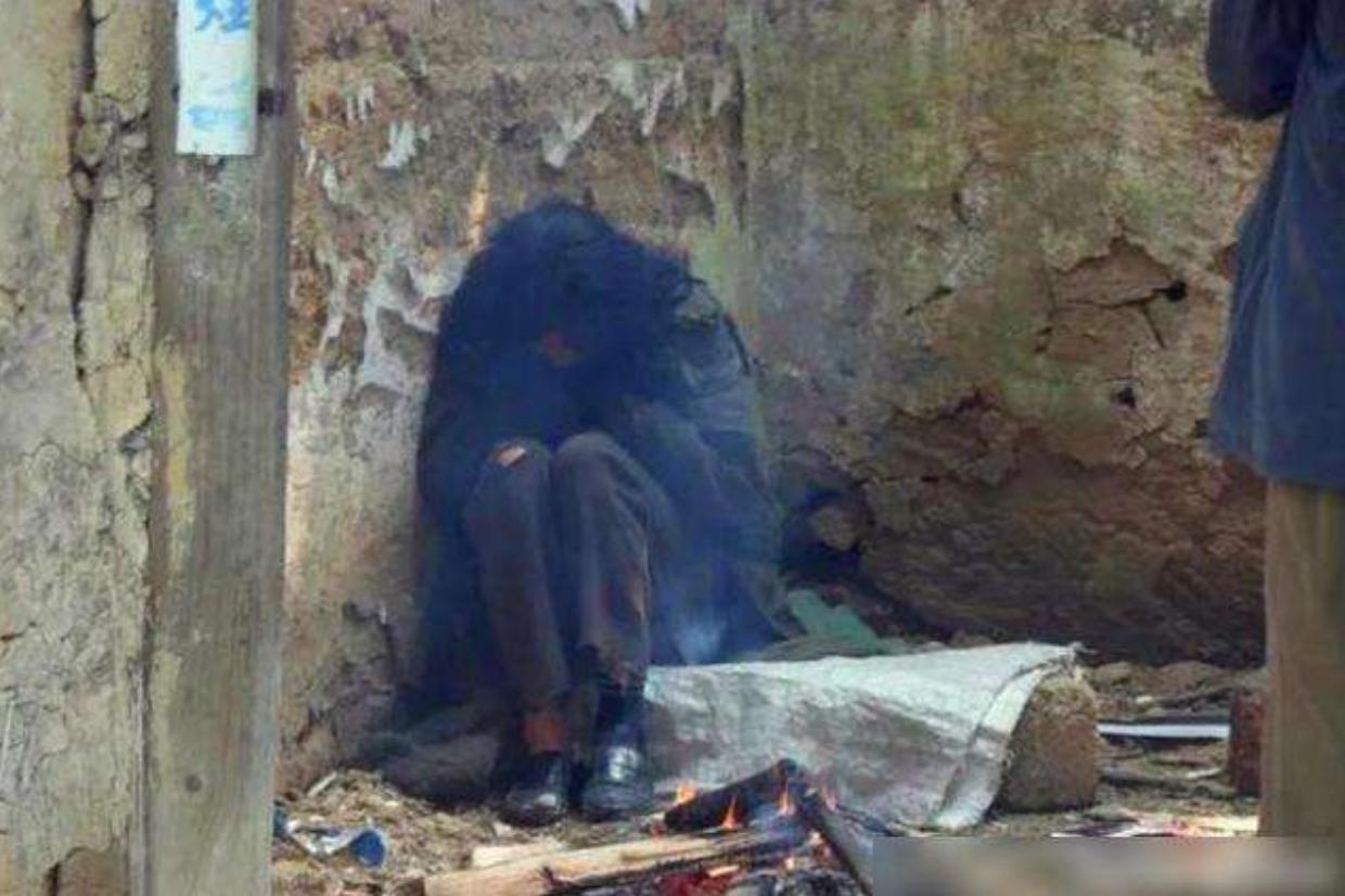 中国第一懒人杨锁23岁懒死在家中,河南第一懒人杨锁图片