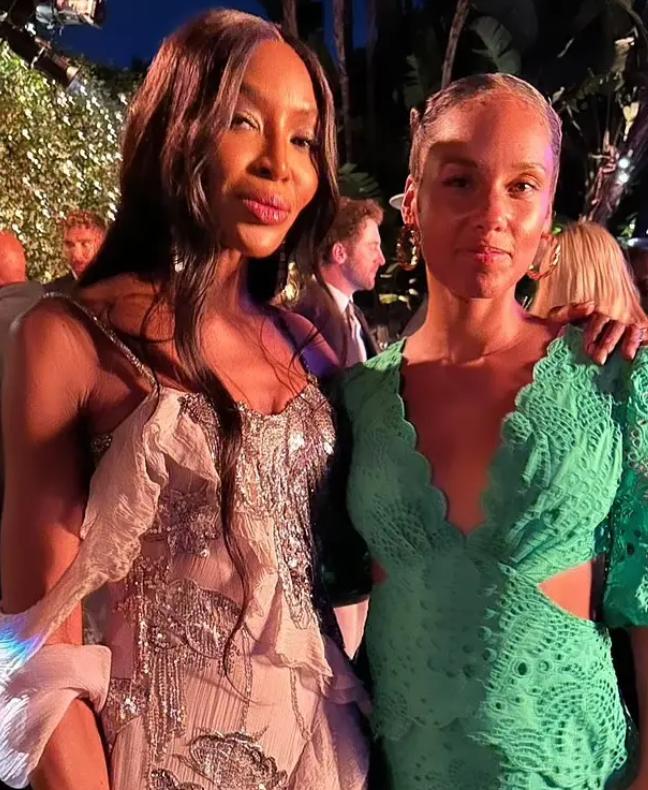 卡戴珊也怕输，为赢前夫娇妻，在好友婚礼上用带子遮身，实在火辣