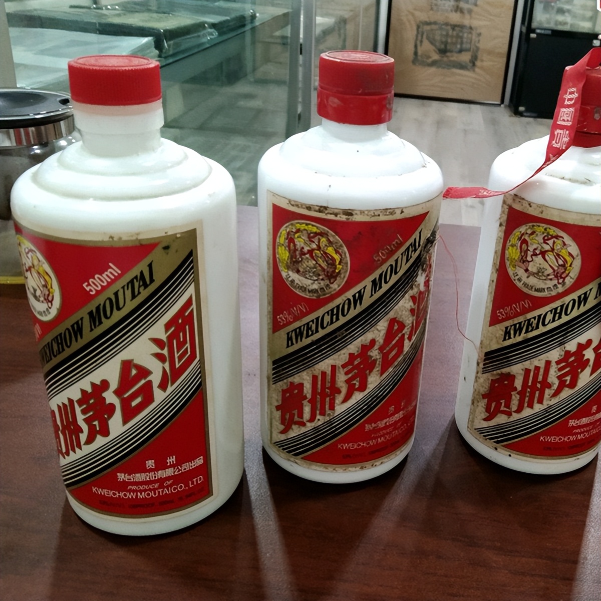 朋友叔叔花45元收9个酒瓶，转天卖到天价！而专家却说：亏大了！