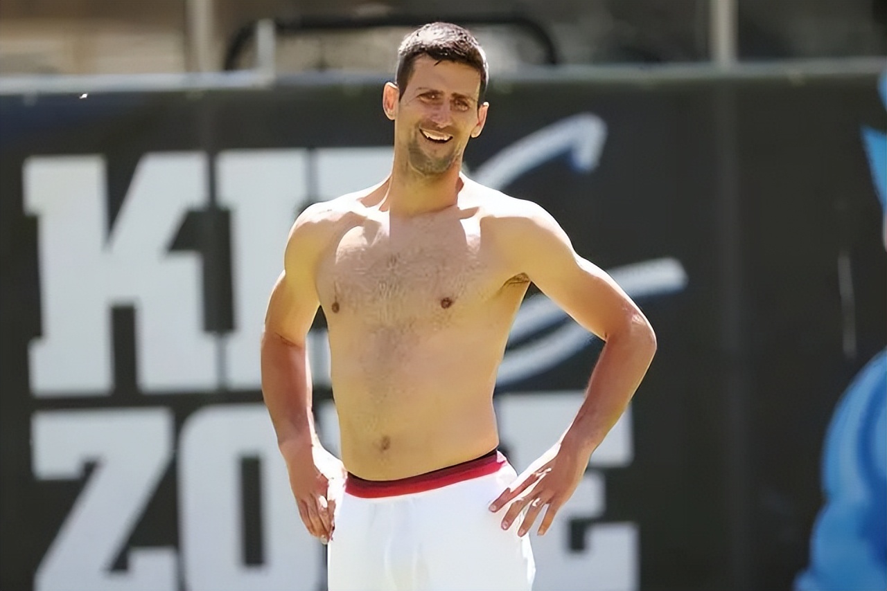 德约现身球场练习,德约帅气背身救球