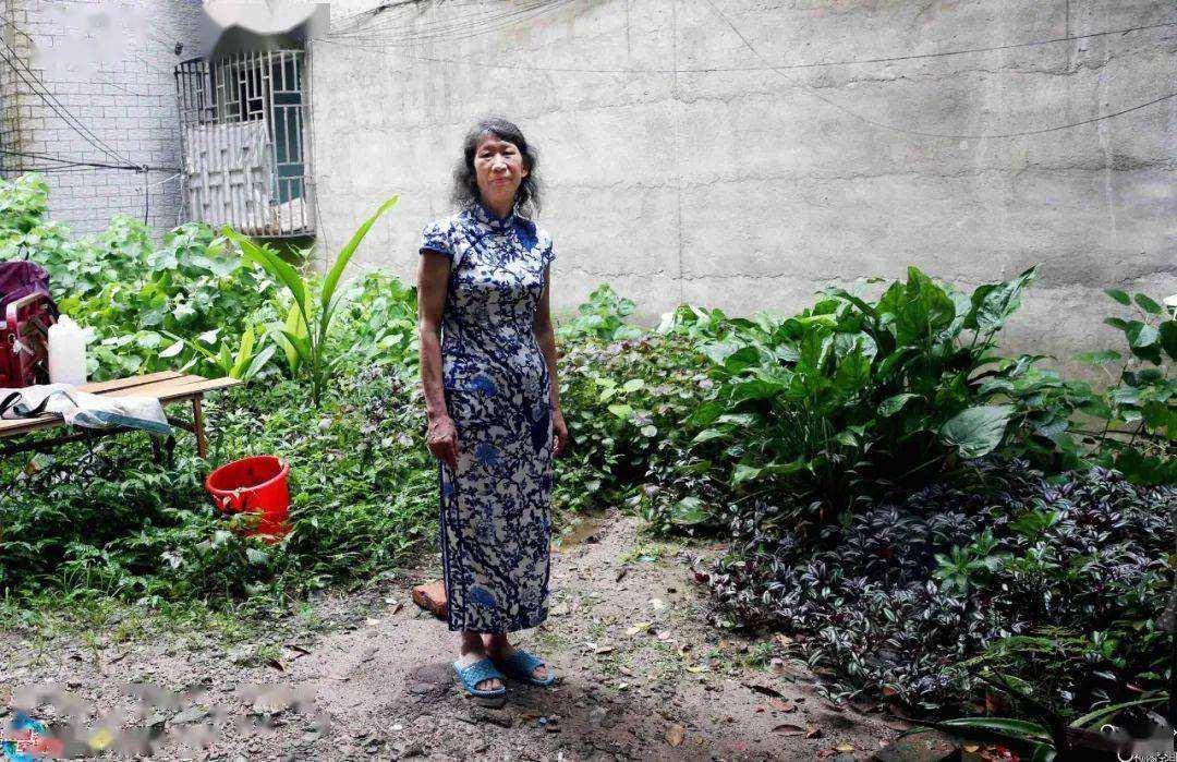 61岁怪大叔扮女人,41岁大叔假扮女子