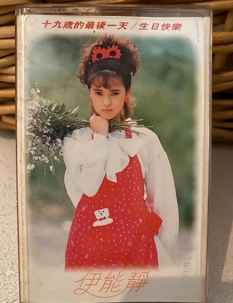 才女伊能静，童年坎坷：被父抛弃、“狗链”栓脖又被逼吃“狗粮”