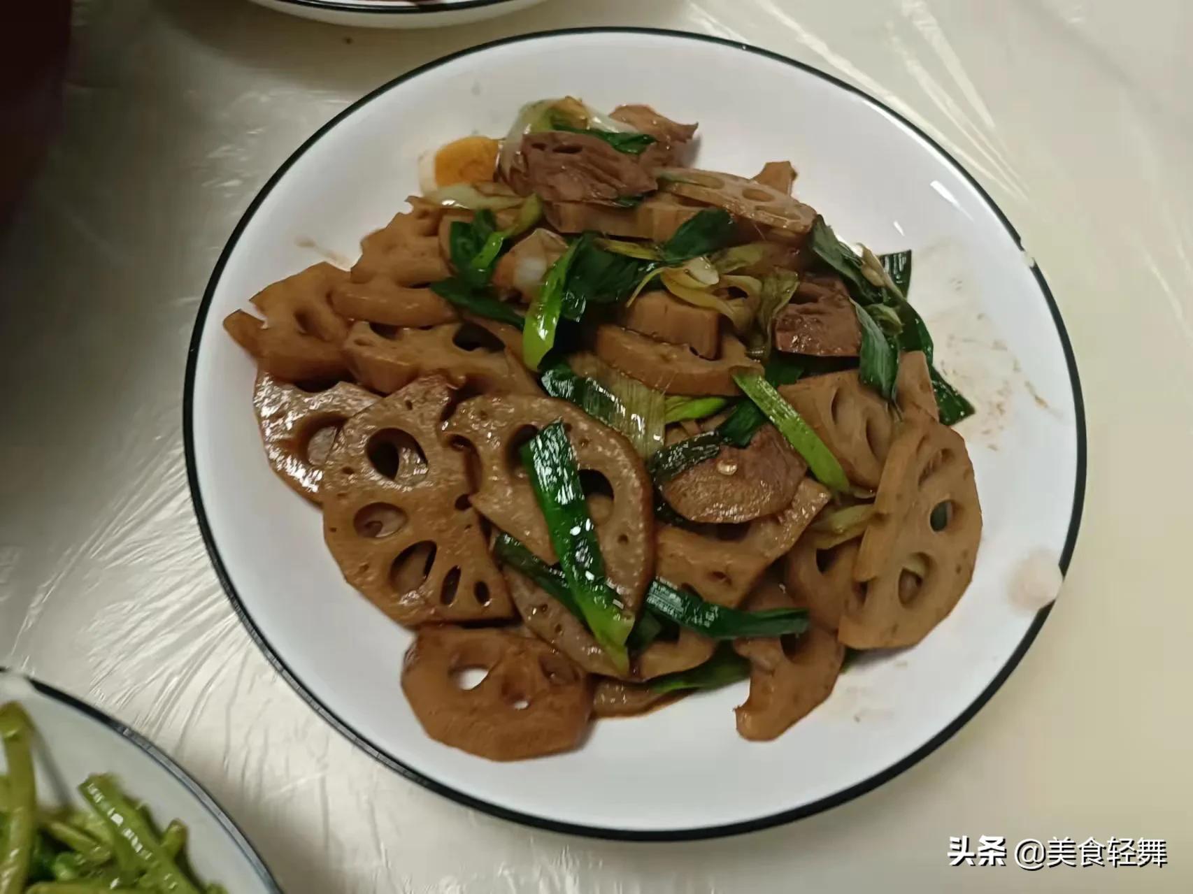 去女友家拜年，妈妈做了13道菜，男友却没敢动筷，网友：太不讲究