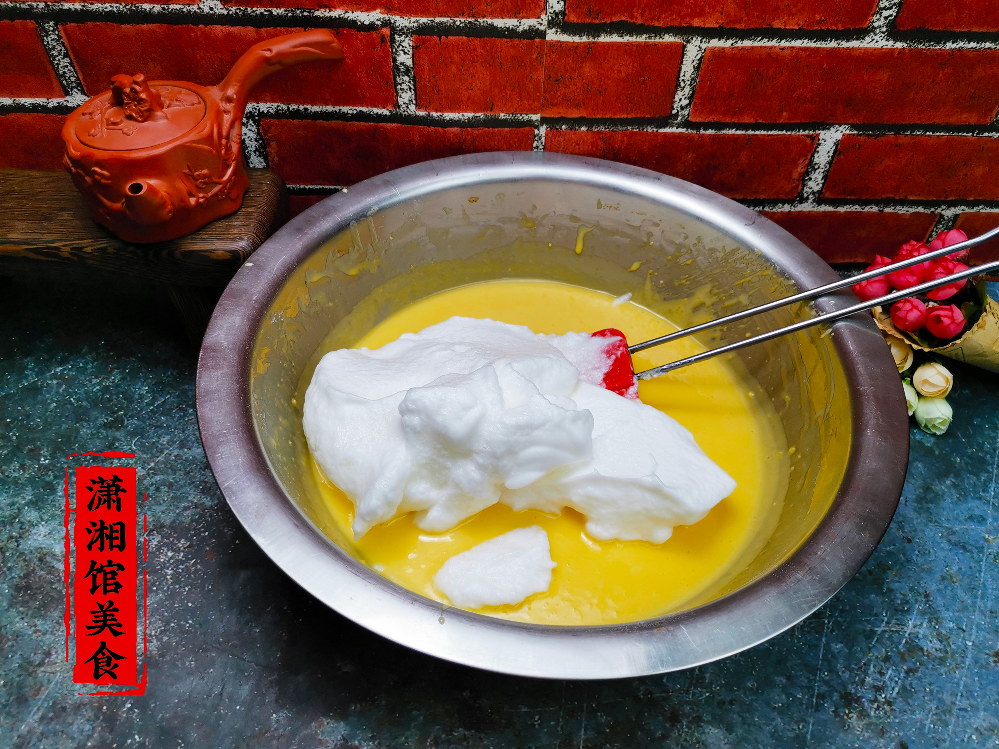 戚风蛋糕调蛋黄糊,先放糖还是先放油?放错顺序,蛋糕粗糙不细腻