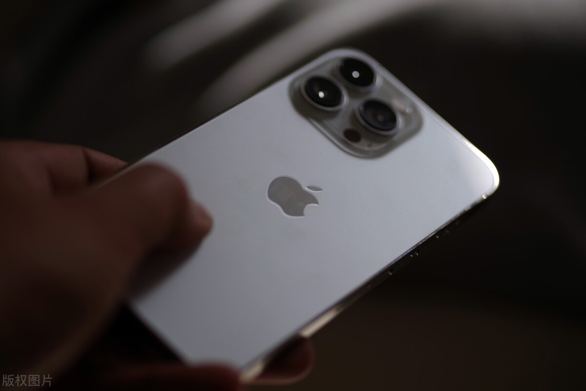 苹果手机现在还带耳机嘛,苹果手机什么时候不戴耳机了