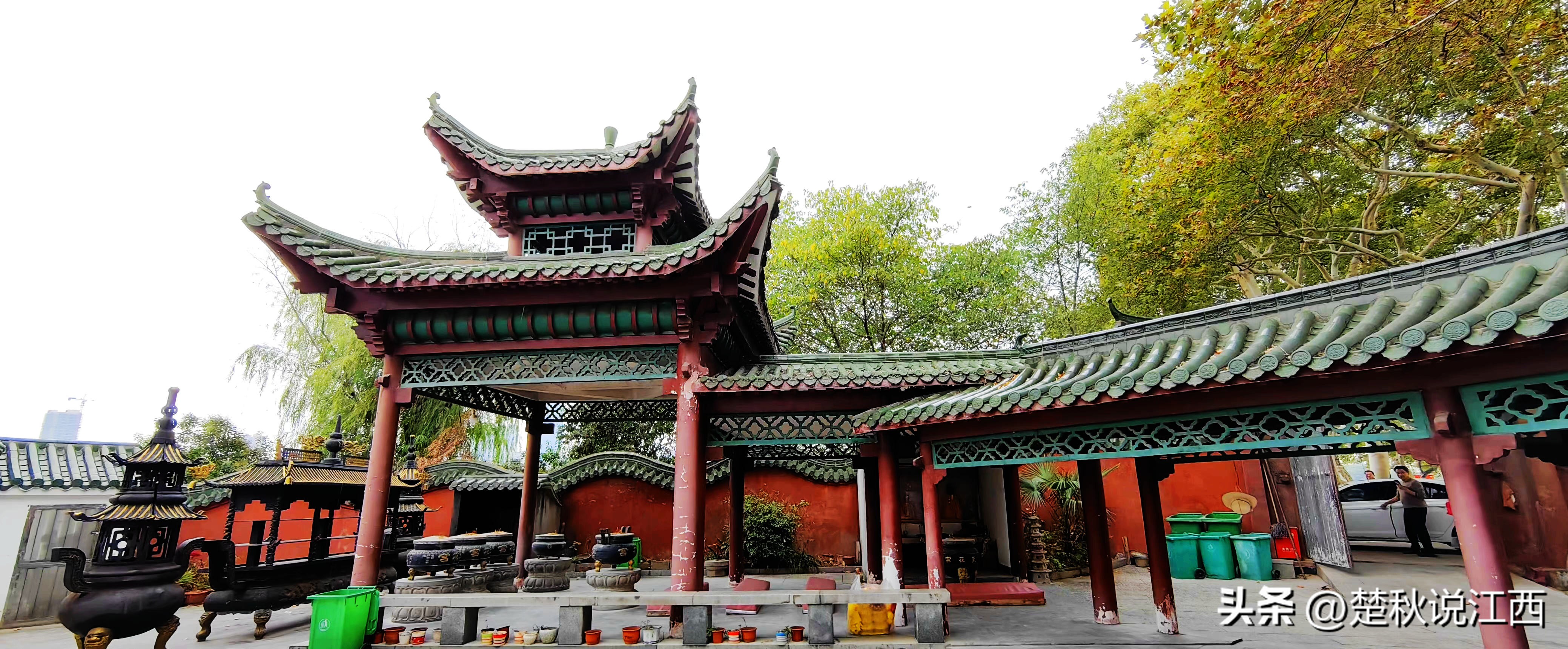 甘棠湖上“娘娘庙”，是为闹市中的一方净土，风光旖旎，四季浪漫