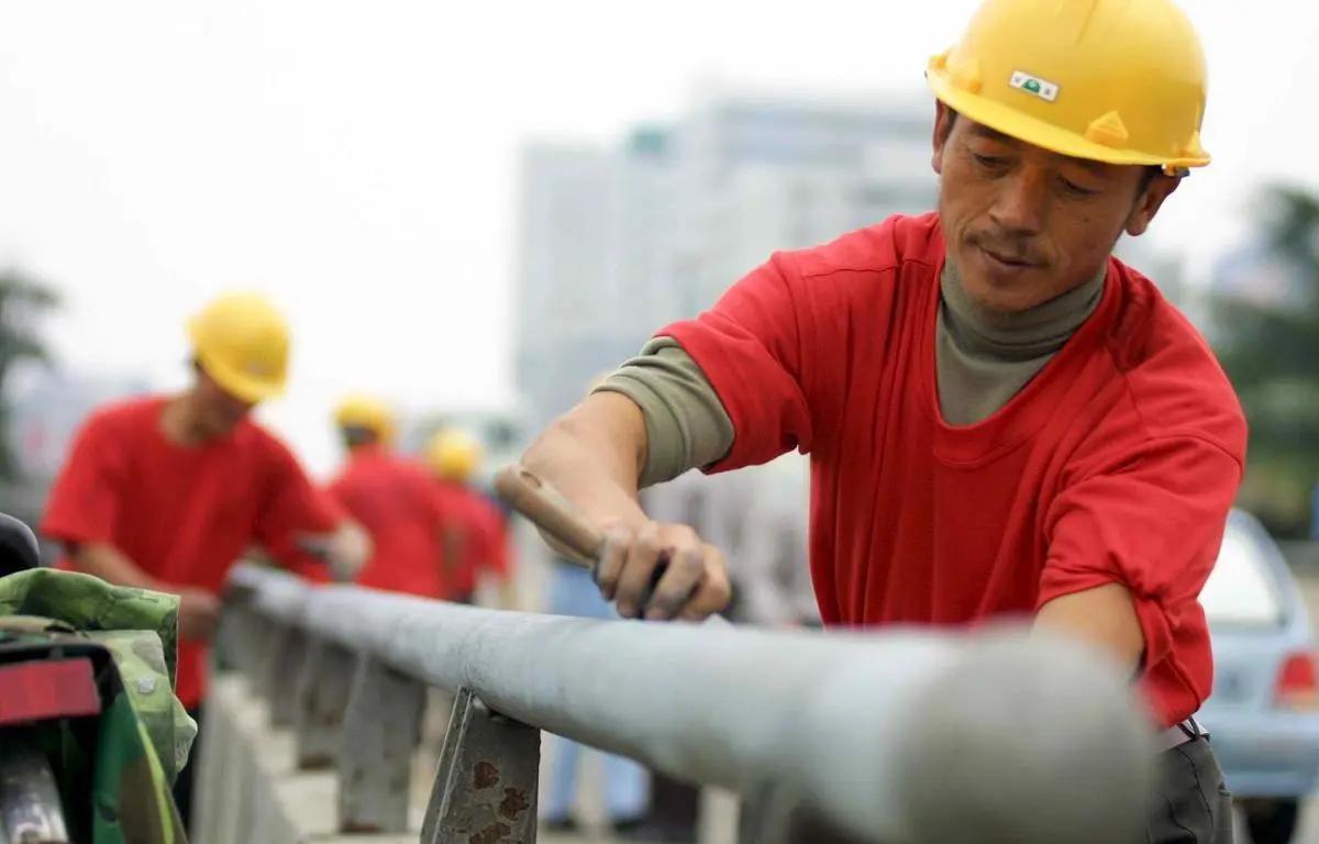 工地干完活不给钱电话不接怎么办,在工地干一个月活老板不给钱咋办