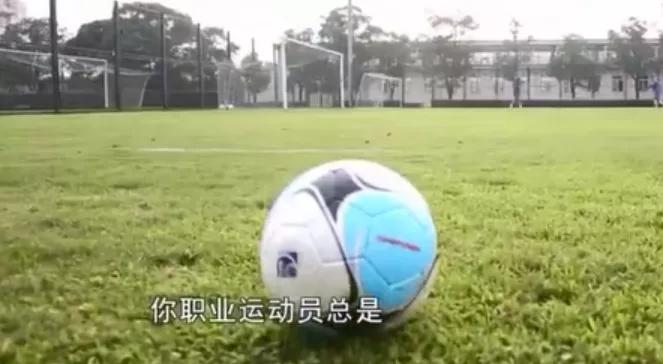女足夺冠瞬间男子举狗庆祝,女足最惨的一次比赛