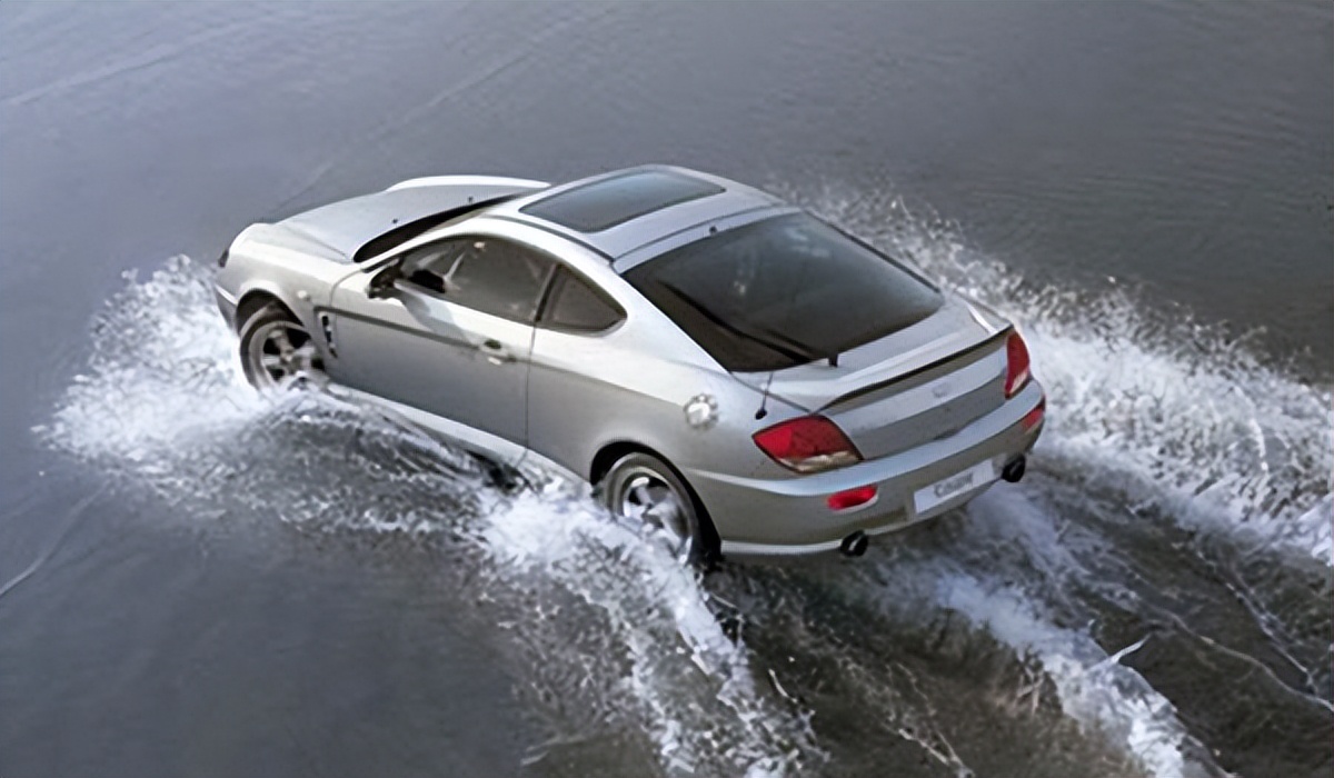 雨天过水路要注意什么,车辆过水时速度快还是慢要好