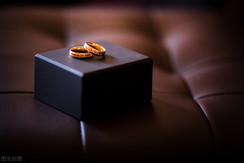 男朋友把我送的金戒指弄丢了,男友送戒指的故事