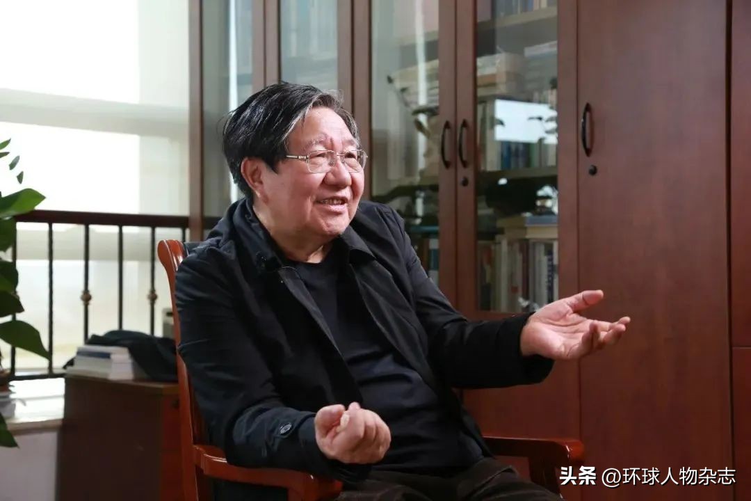 告诫女生“不要上文学的当”，72岁复旦教授又火了