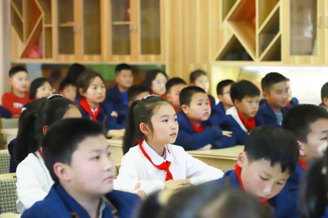 清明祭英烈警营朗诵,向英烈致敬清明诗歌朗诵小学生