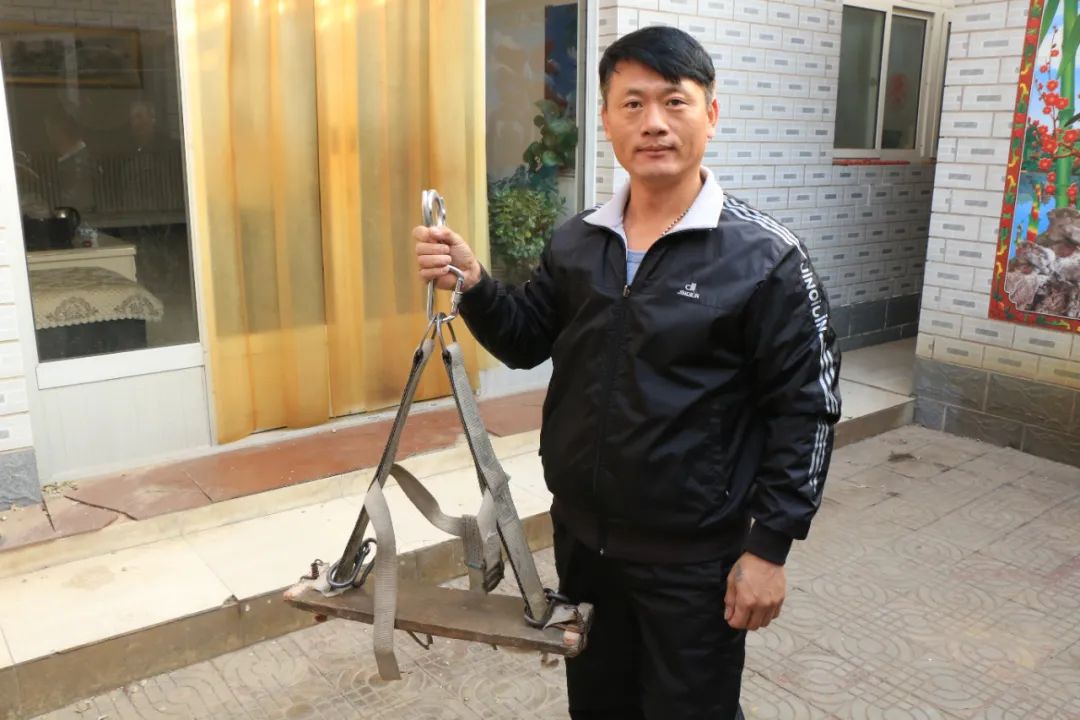 武林高手成为“蜘蛛人”：一根绳吊在500米高空，遇鬼风瞬间被甩出10米，曾从7米高摔下靠武功化险为夷