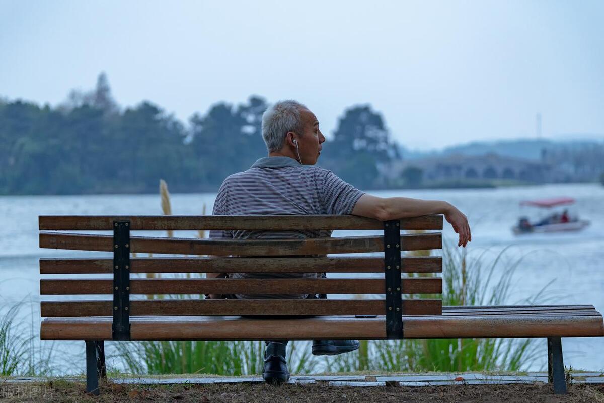 妻子去世后过得很凄凉,老婆去世还是孤独终老