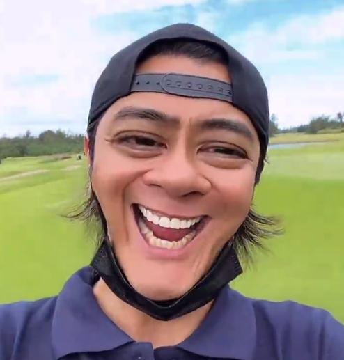 罗志祥在国外大街上搞怪,做各种滑稽的动作,疑似又开始放飞自我