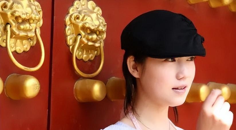 “网红模特”*筱雨张**,出道一年拍21套人体写真,现38岁仍单身未婚