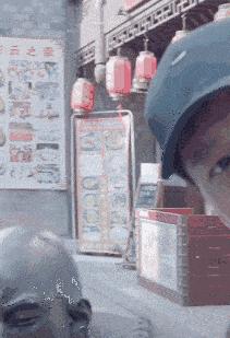 女孩子看起来外表美丽，其实裤袜已经掉到大腿根了！哈哈哈