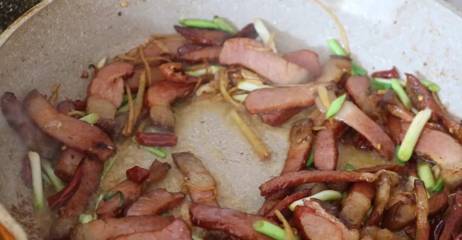 炒腊肉不放任何配菜怎么炒香,炒腊肉没煮水很咸咋办