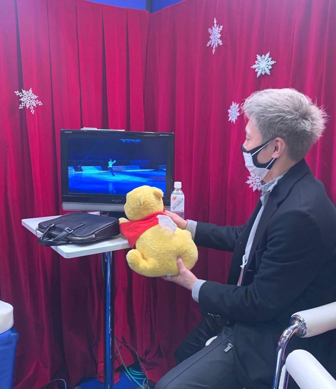 羽生结弦在日本被粉丝包围照片,羽生结弦被迷弟追星成功