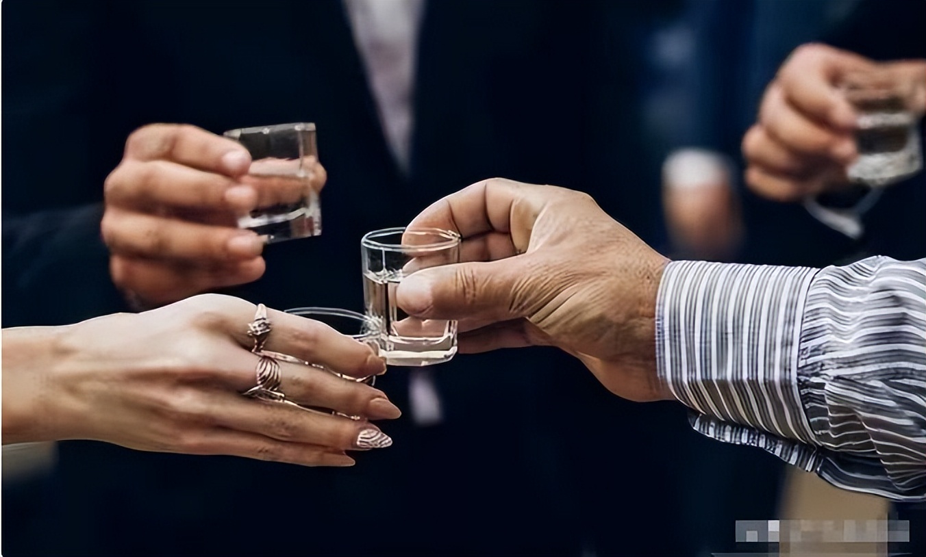 女子醉酒醒来全身赤裸,不久后发现自己怀孕,感觉不是男友的!