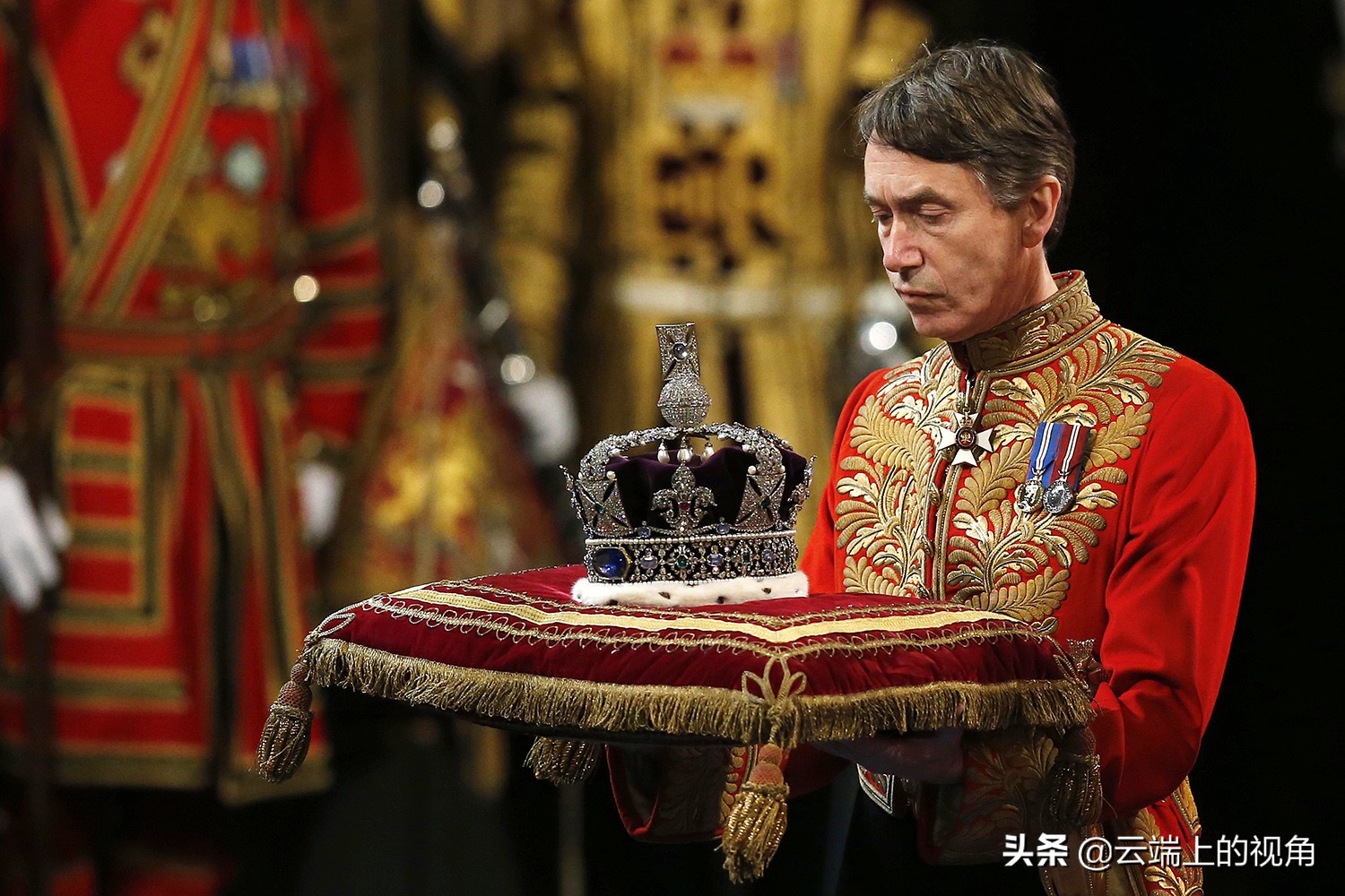 英国世代相传的登基皇冠只有一顶,王室如何做到男女通用的?