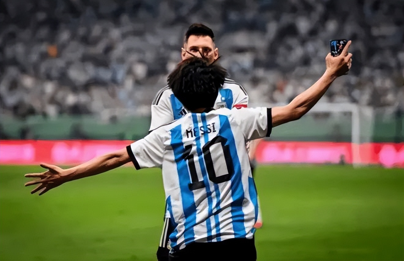 外国梅西球迷冲进球场男孩后续,球迷小伙冲进球场抱梅西保安