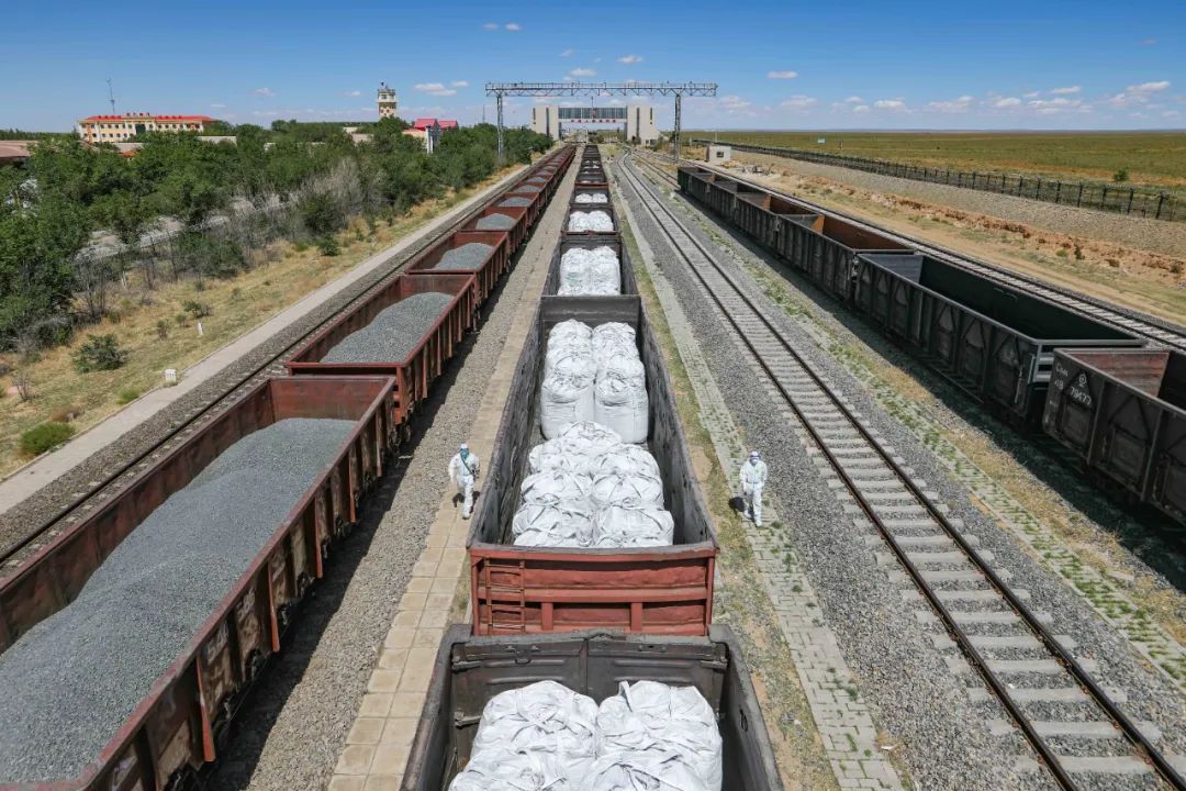 移民管理警察值守边境一线,移民管理警察雨中为群众撑伞