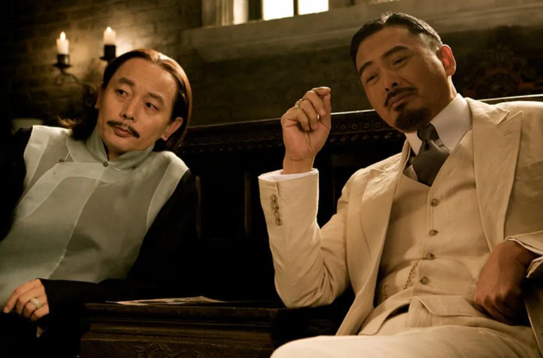 他每个头衔都有相同的两个字，这么多职位，这得挣多少钱？