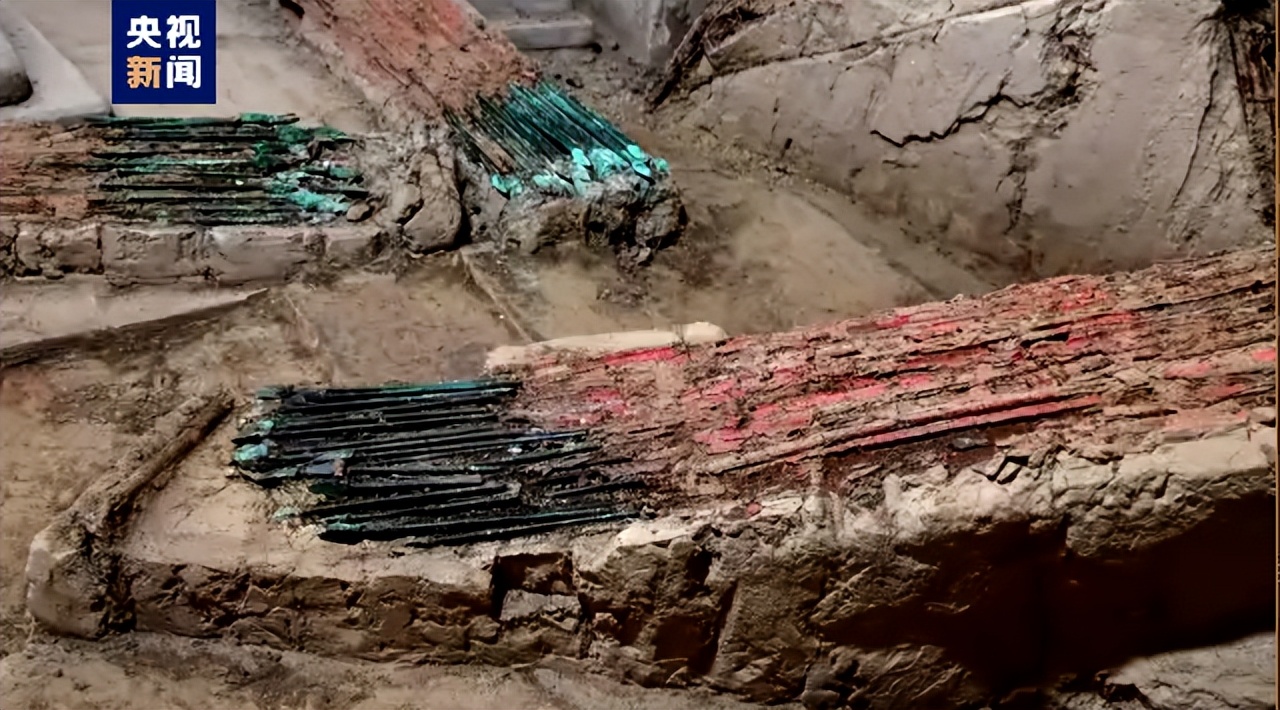 秦兵马俑坑出土的剑和箭镞,秦始皇兵马俑坑发掘的兵器