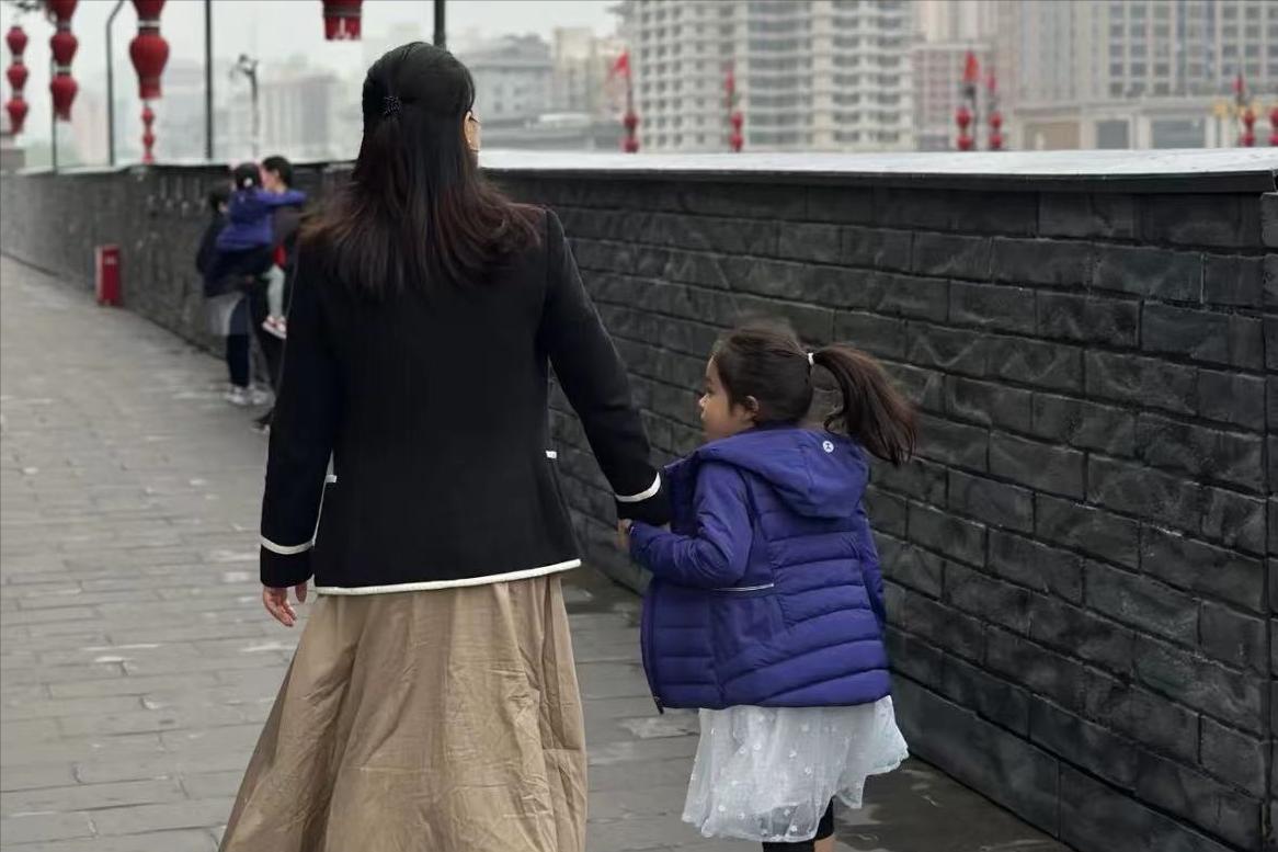 郭晶晶背小布包和老公上街购物 (郭晶晶用的帆布爱马仕包)