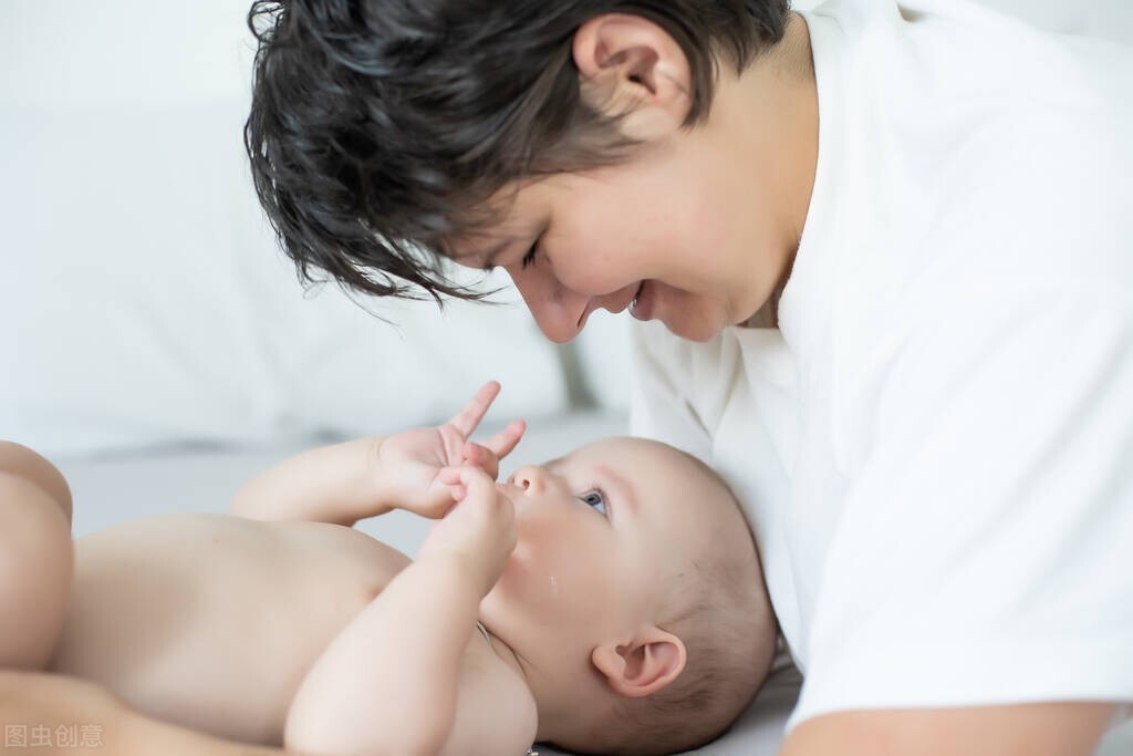 月子里的新生儿一天母乳喂几次,新生儿喝母乳一天几次大便正常