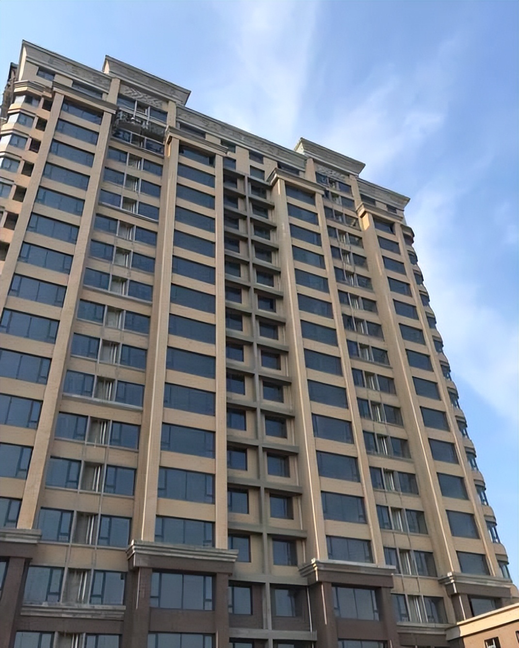 买房说可以封阳台物业不让封,封露台怎么跟城管报备