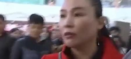 2019年河南女子给孩子买金镯,戴6小时就掉色,找商家询问遭威胁