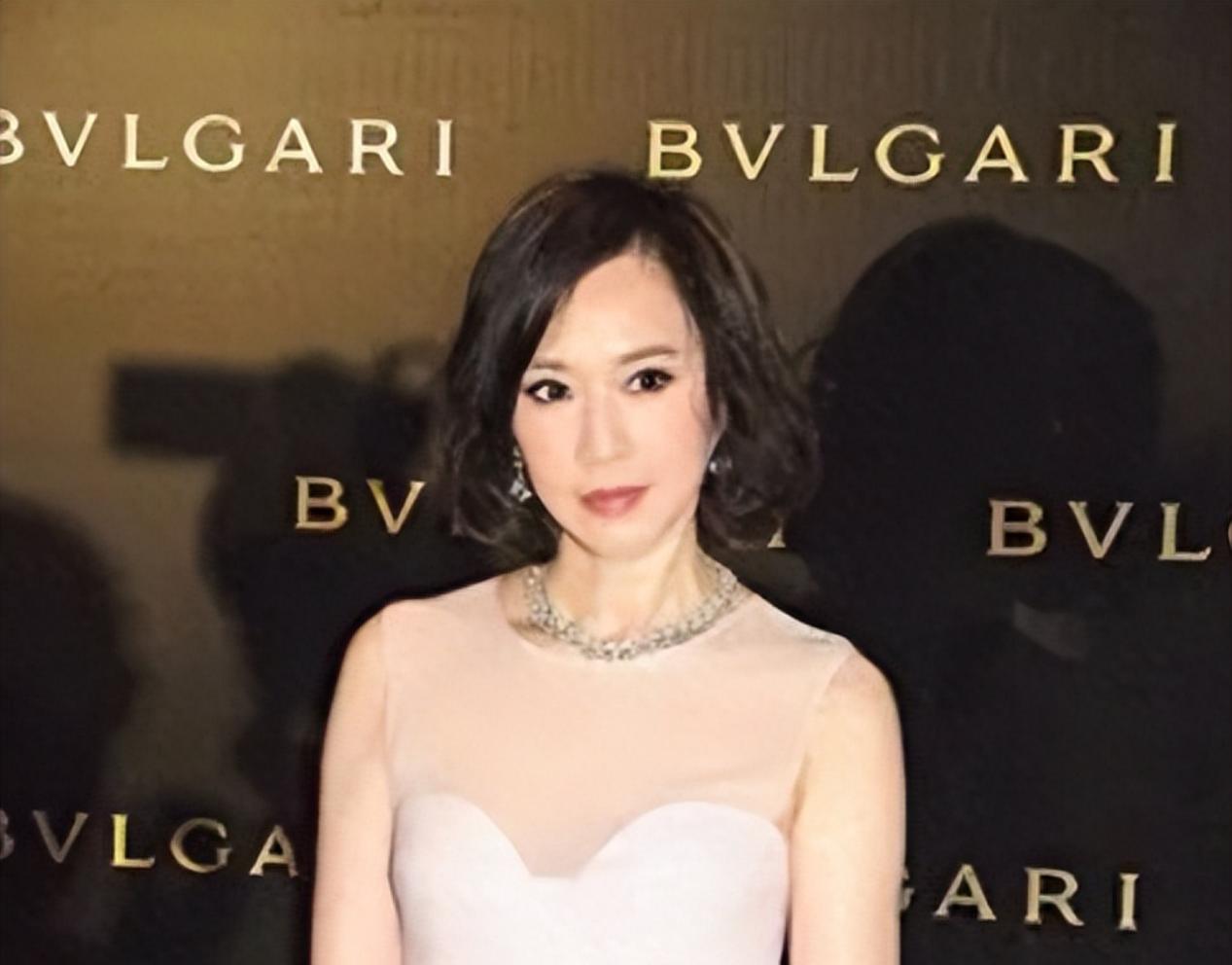 照片中61岁的顾纪筠冻龄美貌,顾纪筠个人简历