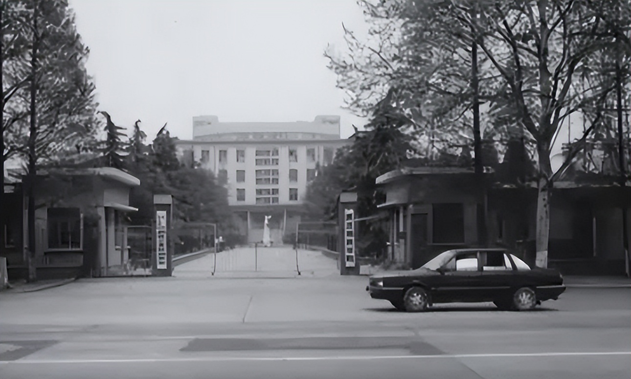 许家印第一代地产首富,许家印草根变富豪度过三次危机