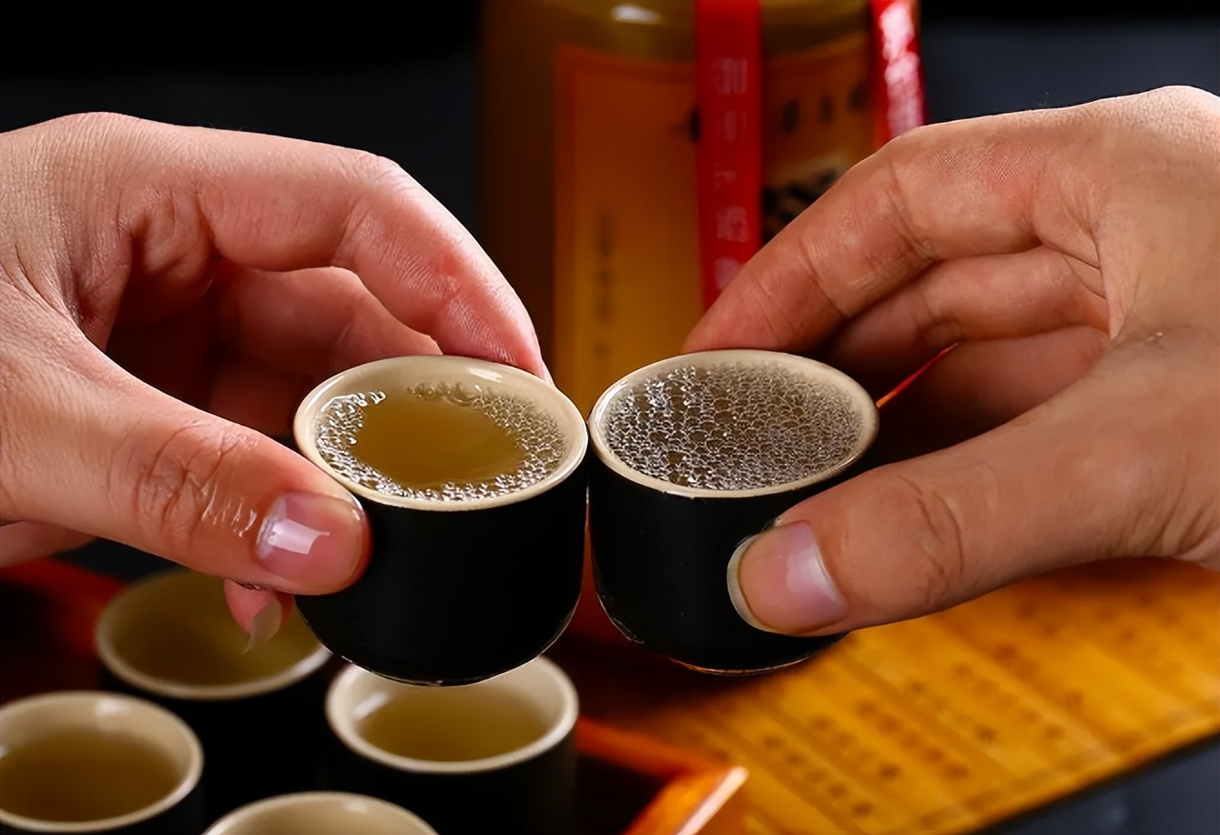 大量法国人涌入中国，看着是来旅游，很多人却盯上了我国的白酒