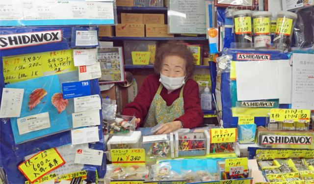 老奶奶经营64年的秋叶原无线商店关闭，十年用不坏经典耳机遭疯抢