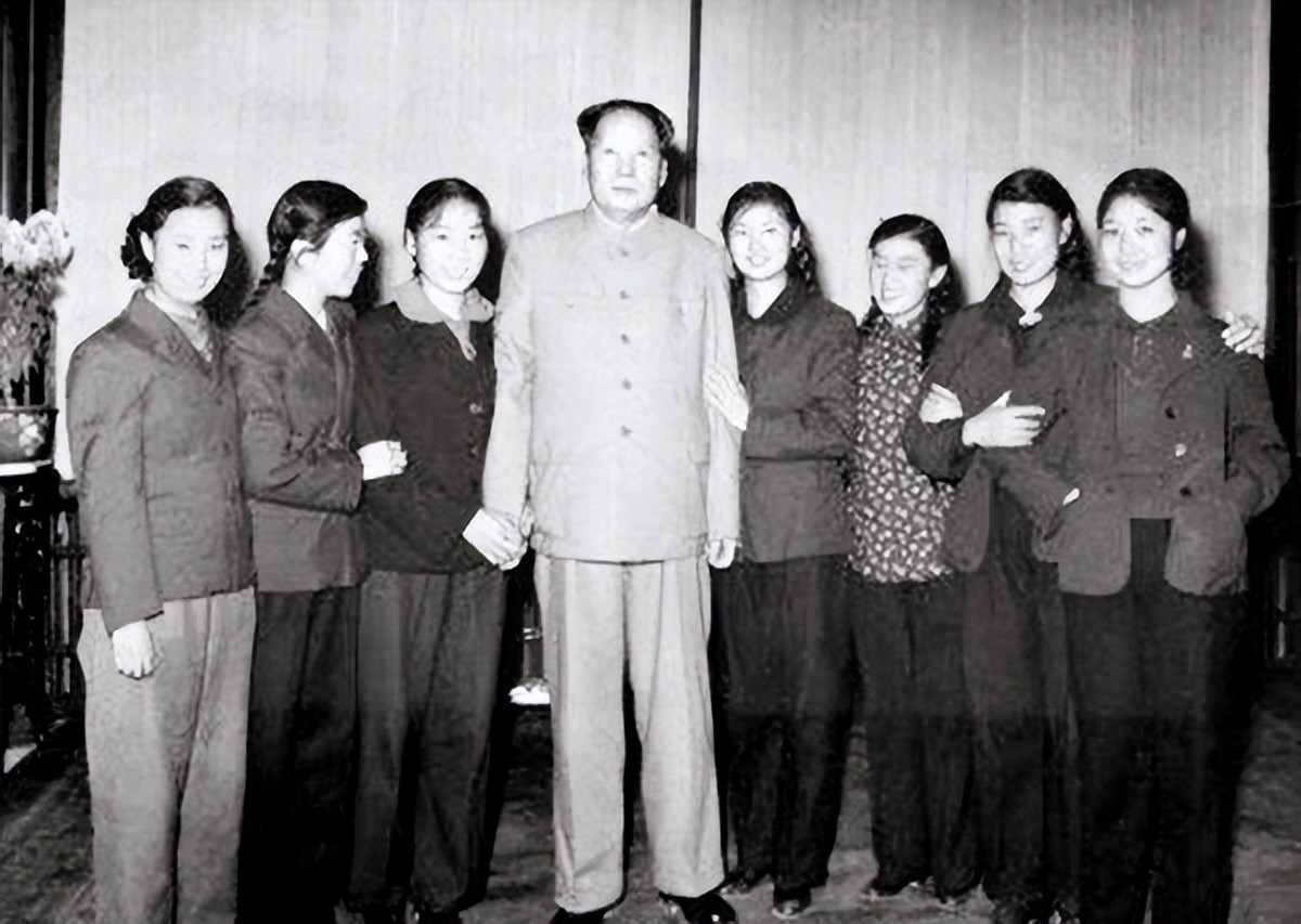 百年前,一位书生在山上写下一首诗,百年后,一代伟人在此诞生