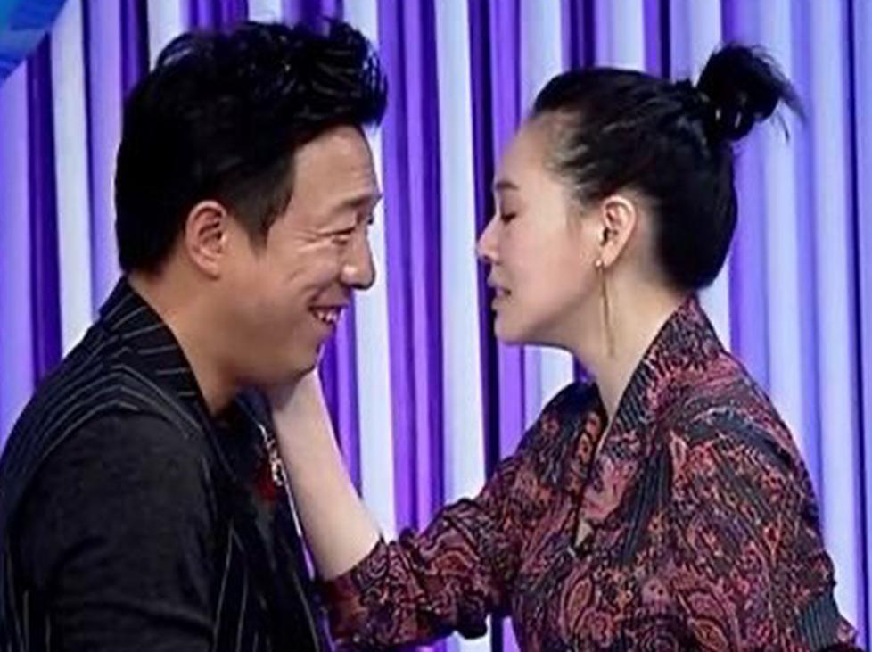 强吻、撩汉、乱认爸爸,这些女星是真没有分寸感,还是耍流氓?