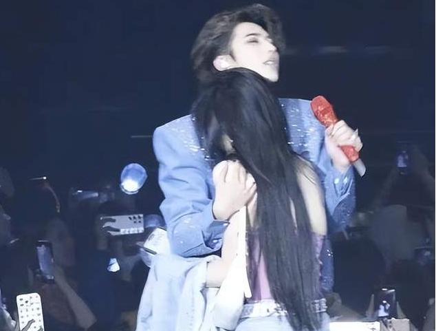 新人到巨星，蔡徐坤用了3年，从顶流到塌房，却只花了1天