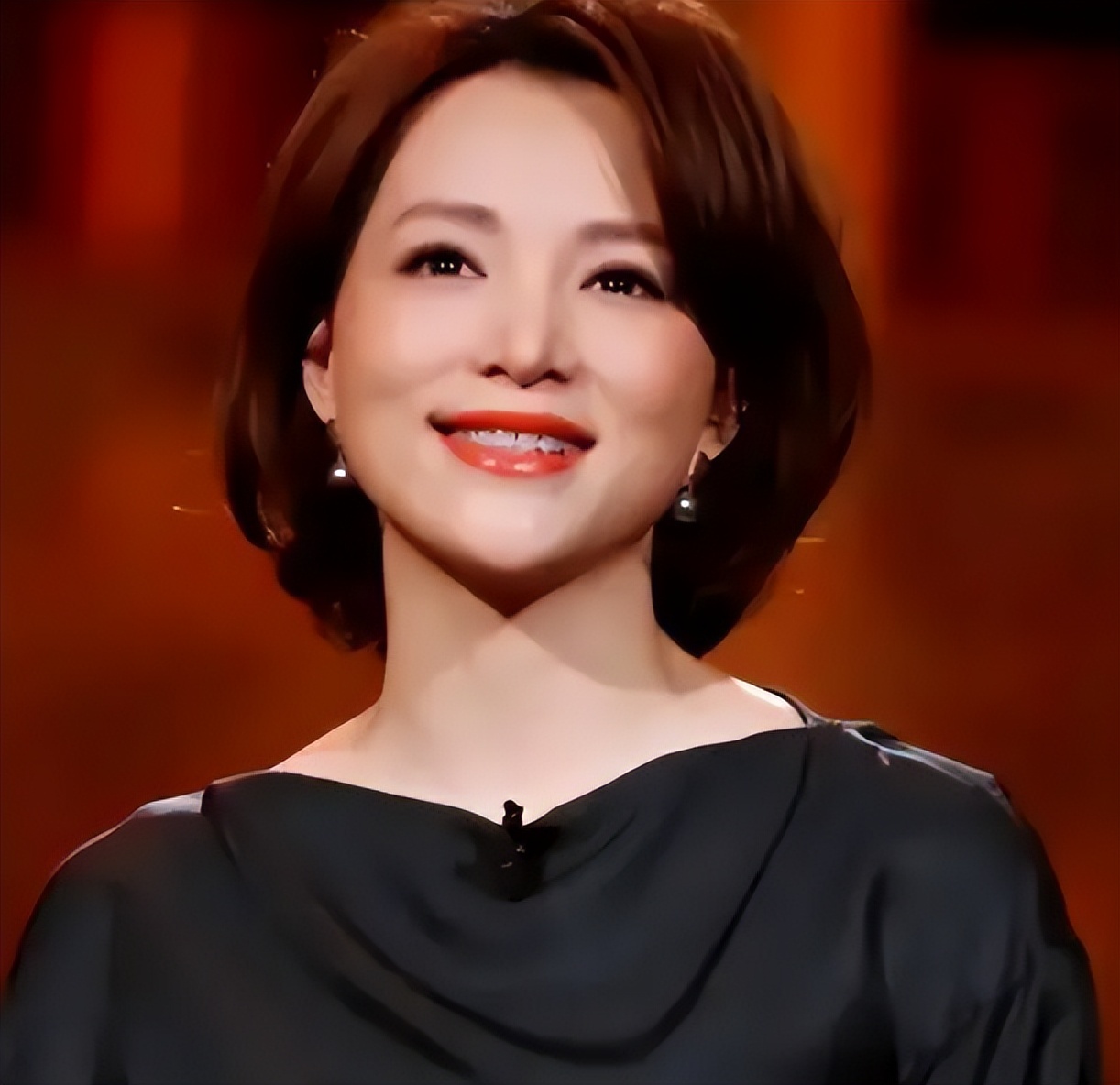 新任电台一姐战胜董卿李红,央视一姐颜值不输董卿李红