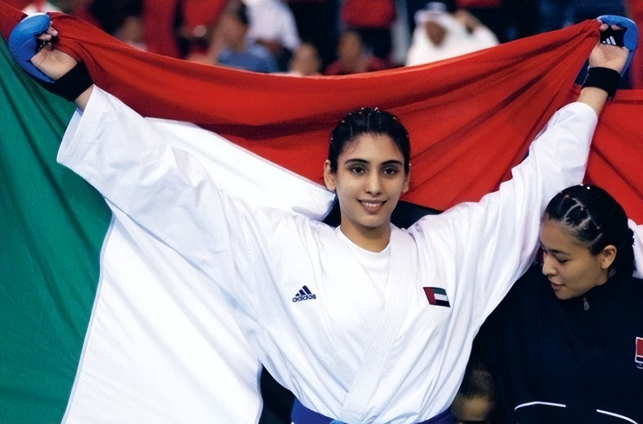 迪拜最漂亮公主长大后,迪拜最美公主戴黄金