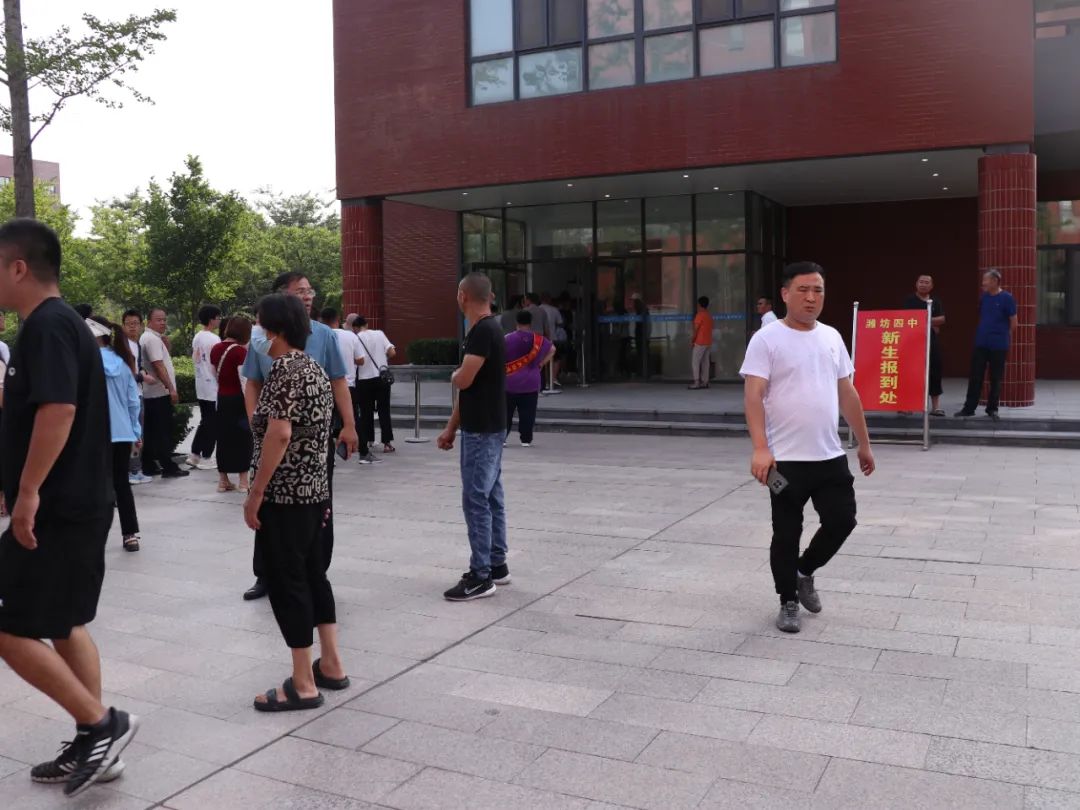 潍坊四中新生带什么,潍坊四中新生报到费用