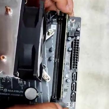 如何轻松拔下电脑上的内存条,台式电脑怎么拔内存条