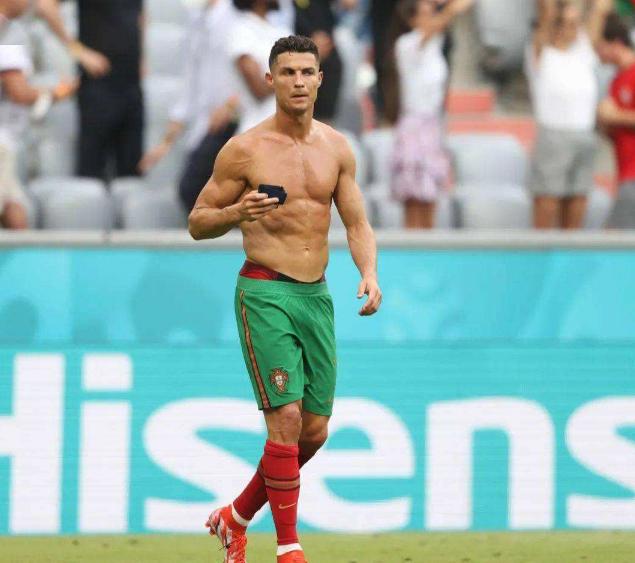 c罗自律和坚持训练的短视频,c罗向世人展现了他的大腿肌肉