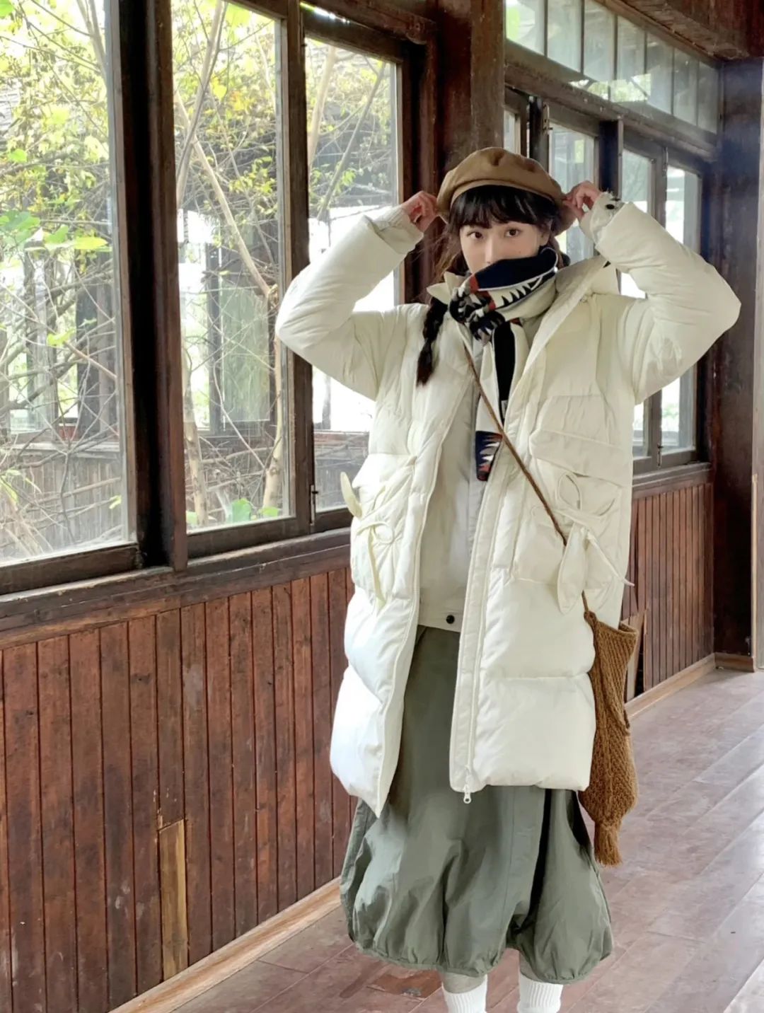 白色长款羽绒服韩系裙子穿搭,今年流行穿搭羽绒服加什么靴子