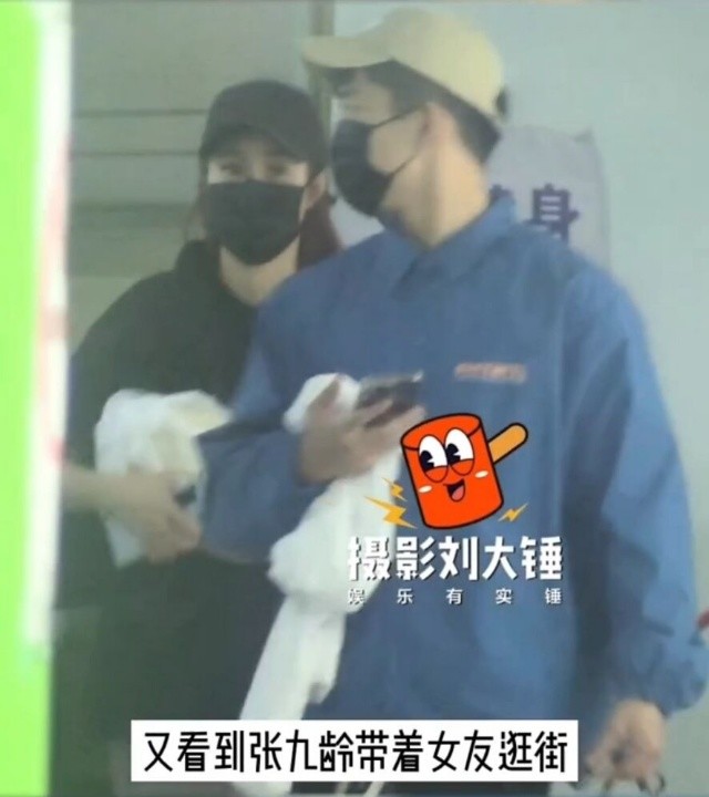 27岁德云社队长携女友逛街，坐在车内一同吞云吐雾，疑已同居试婚