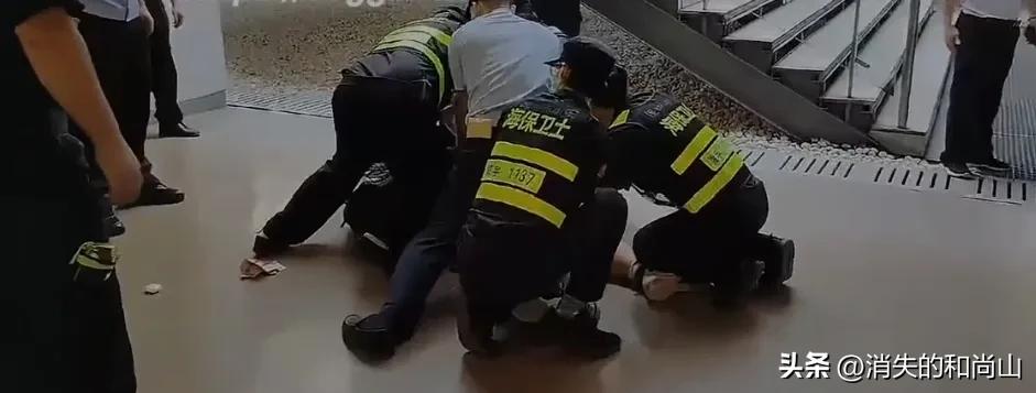 漫展被男子带走,男子漫展被抓