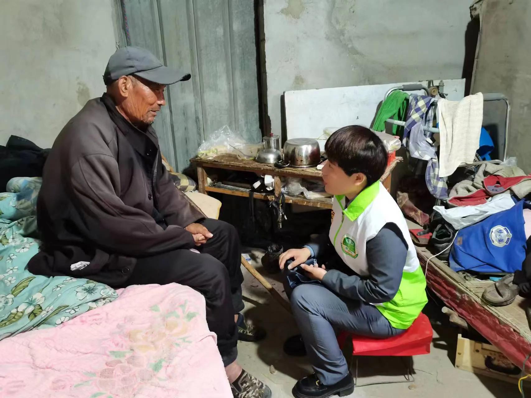 公益接力救助空巢老人我们在行动 (警民暖心救助空巢老人让老人安心)